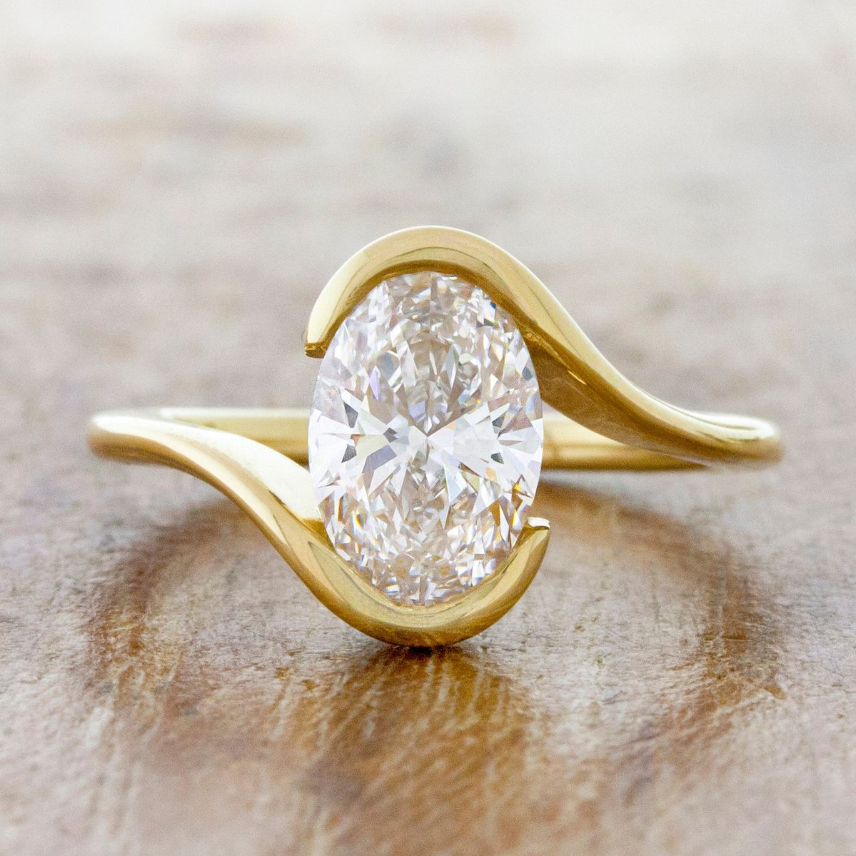 Bague vintage en verre blanc ondulé et or