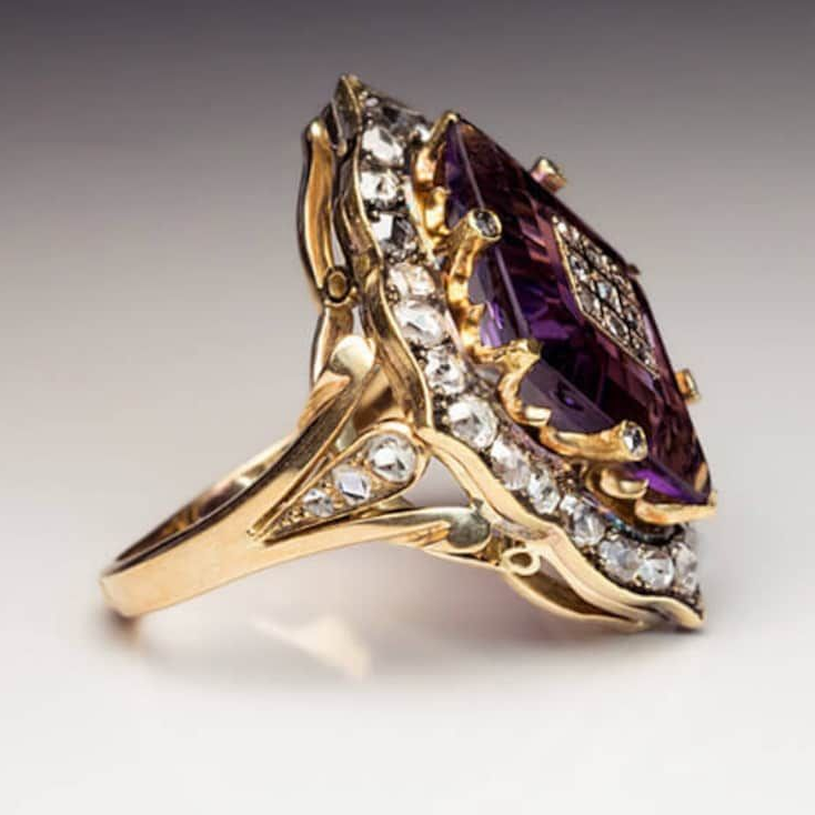 Anillo vintage de oro con circonita morada