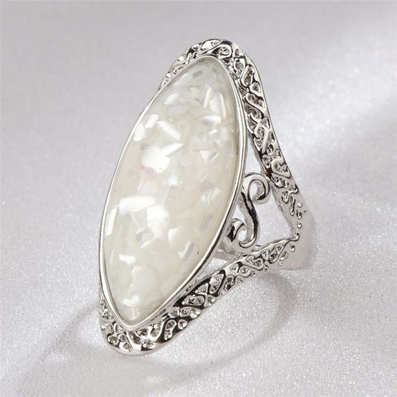 Bague vintage en argent et opale blanche