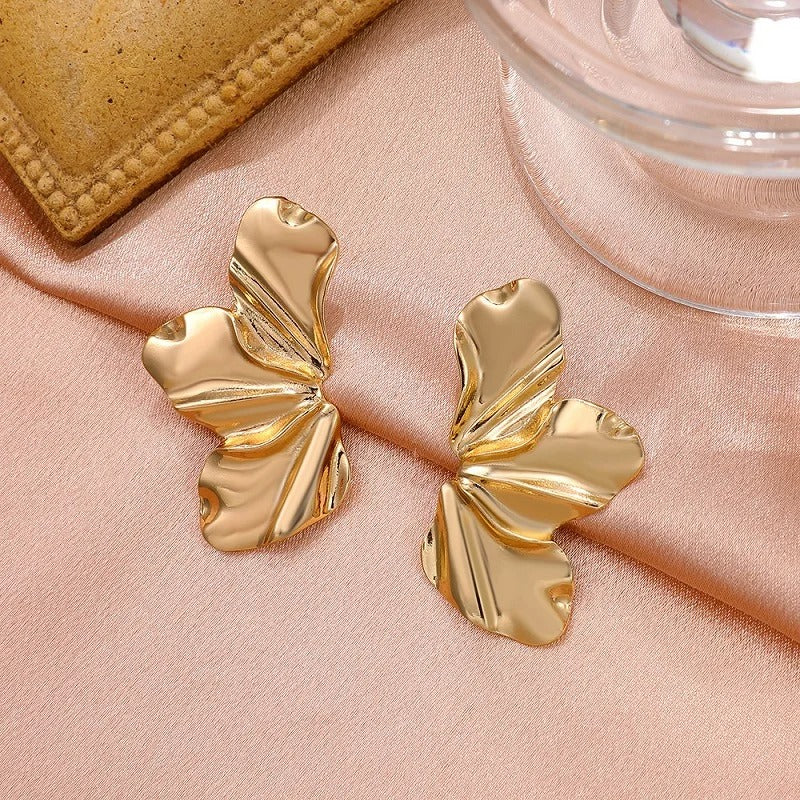 Pendientes vintage dorados con forma de pétalo brillante