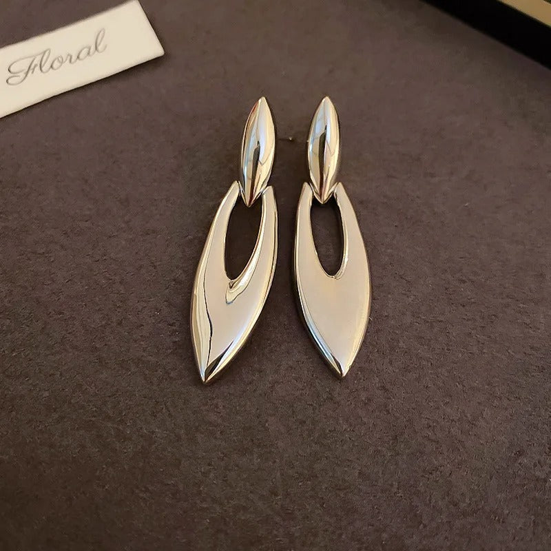 Pendientes de plata estilo antiguo con diseño de hojas abstractas