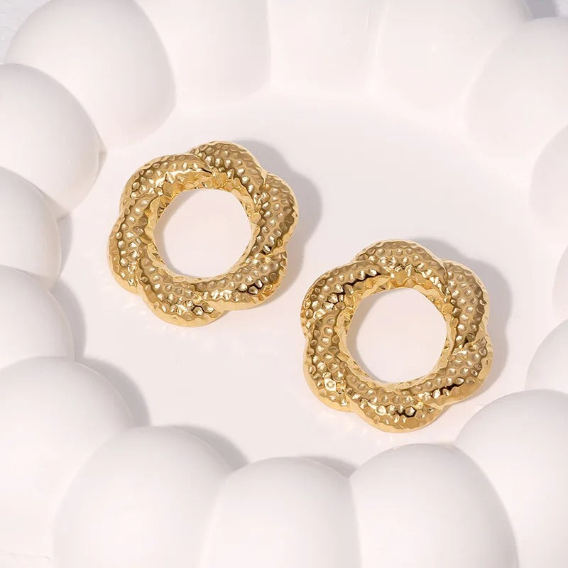 Pendientes de aro vintage con flores martilladas en oro