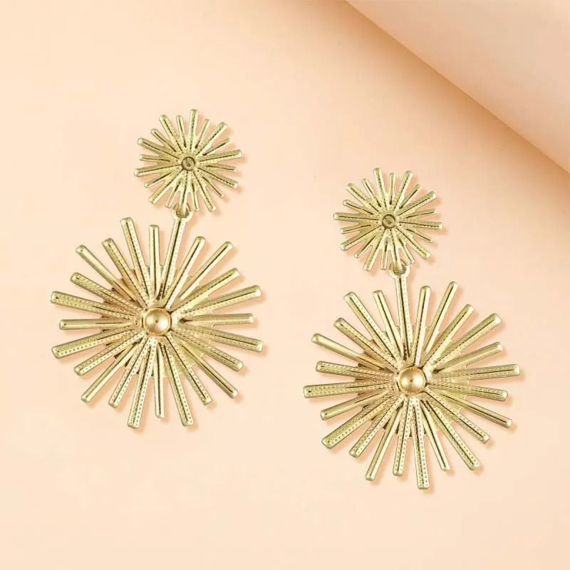 Pendientes vintage dorados con motivo de rayos de sol y pinchos