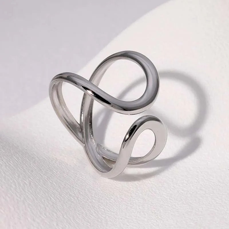 Bague ajustable artistique argentée à torsion infinie