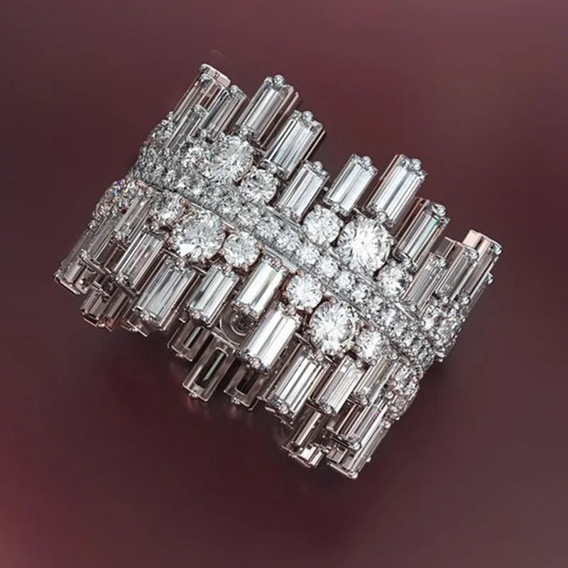 Bague imposante sertie de diamants ronds baguette
