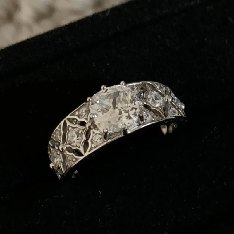 Anillo ajustable vintage de filigrana de oro blanco y diamantes cuadrados