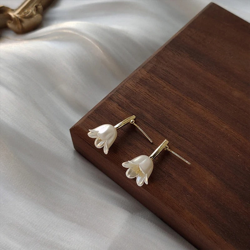 Pendientes vintage florales blancos y dorados