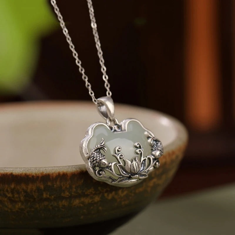 Collier vintage en argent en forme de poisson et de fleur de lotus