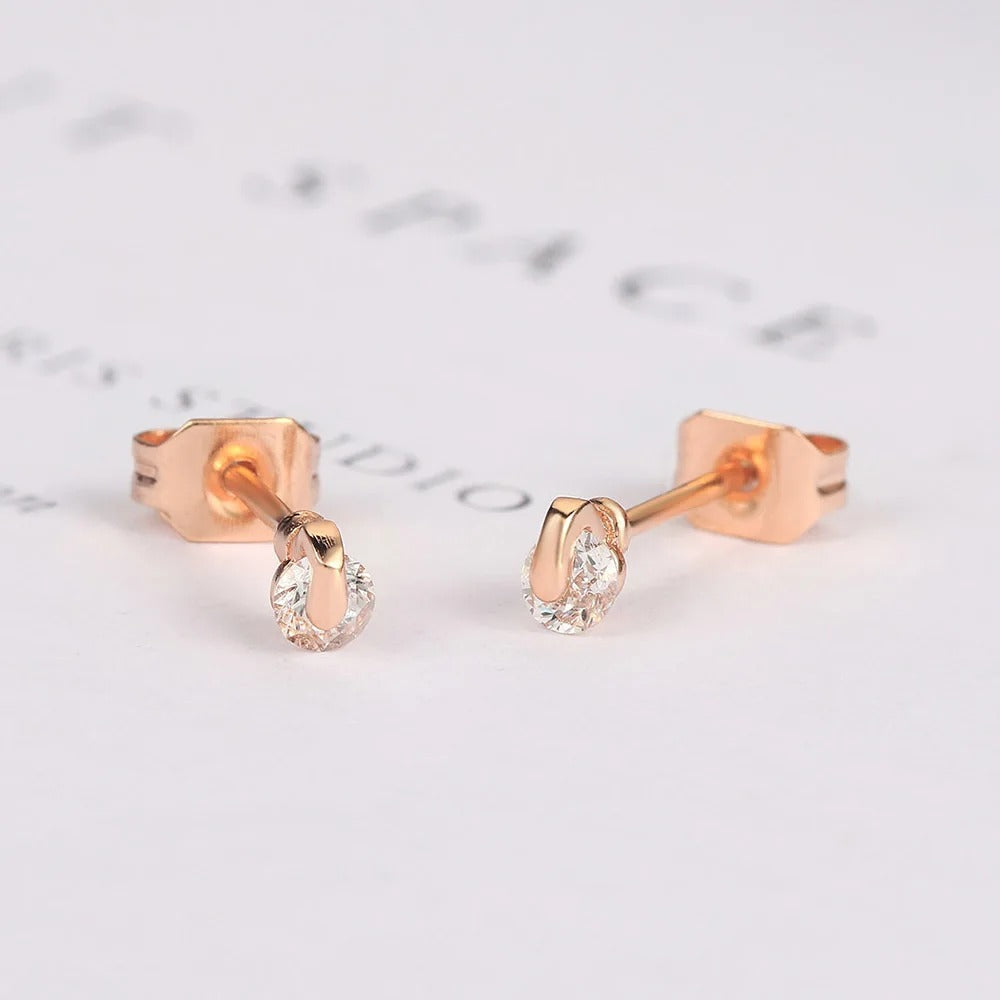 Boucles d'oreilles classiques en or rose avec cristal ovale transparent