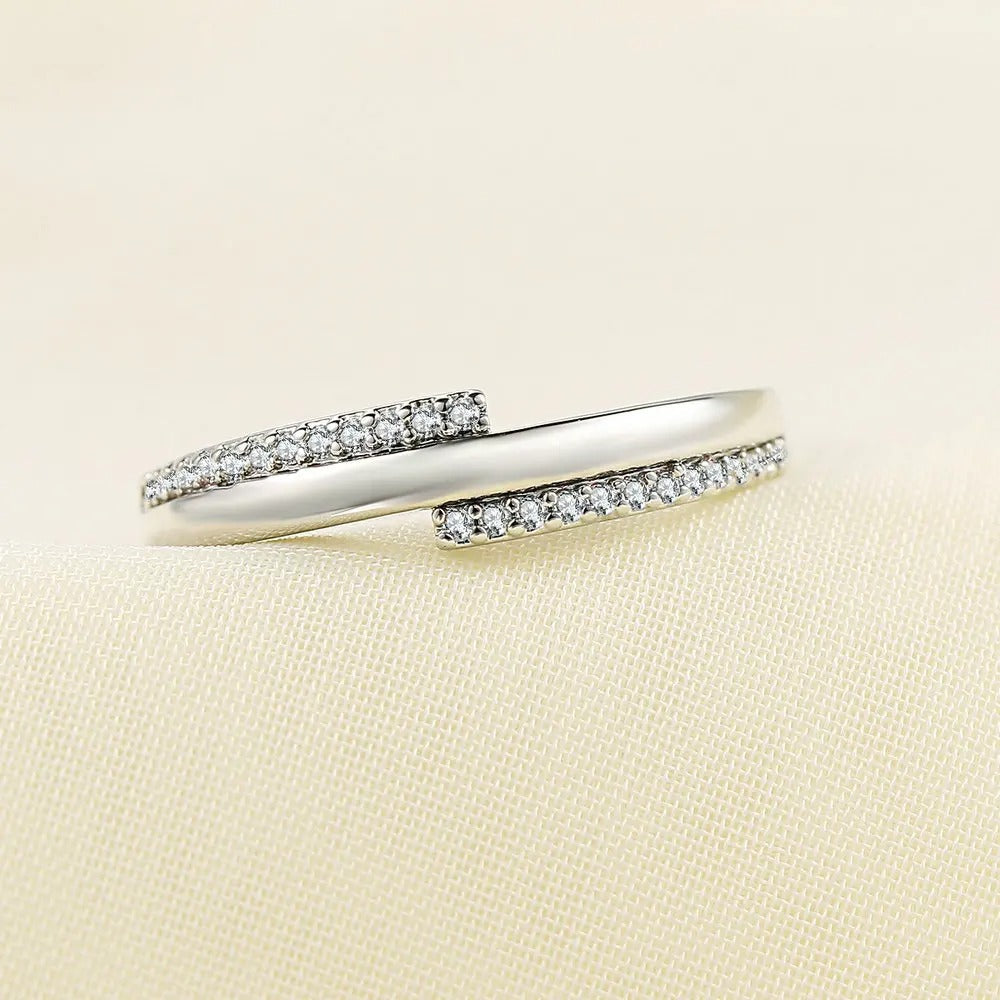 Anillo vintage de plata con dos bandas de cristales