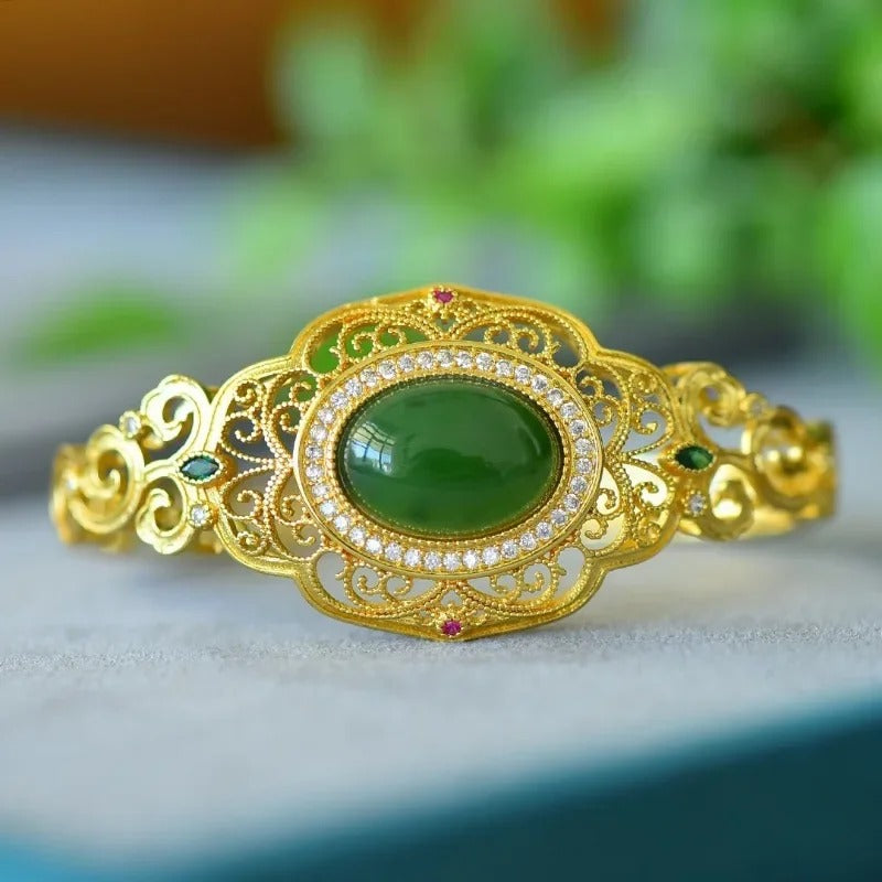 Pulsera atemporal con gemas verdes doradas y diseño floral en espiral