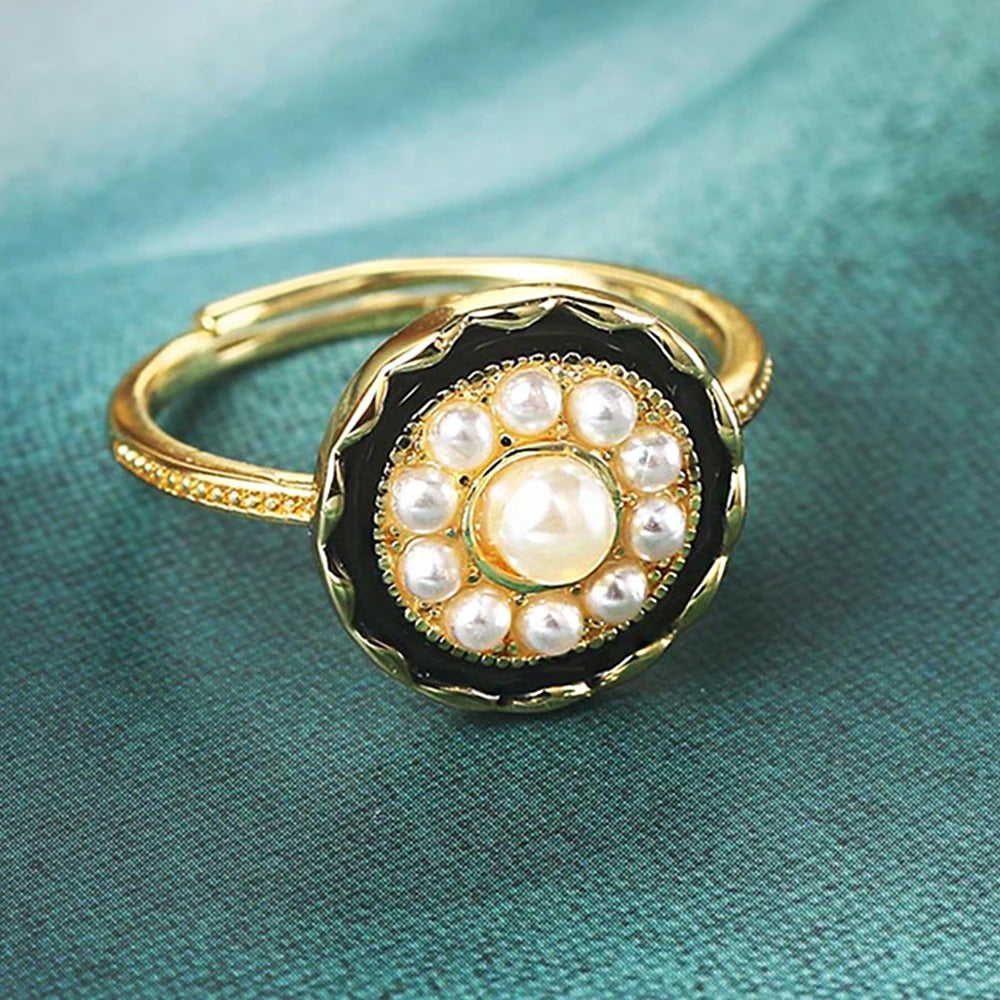 Anillo ajustable vintage dorado con esmalte negro y perla radiante