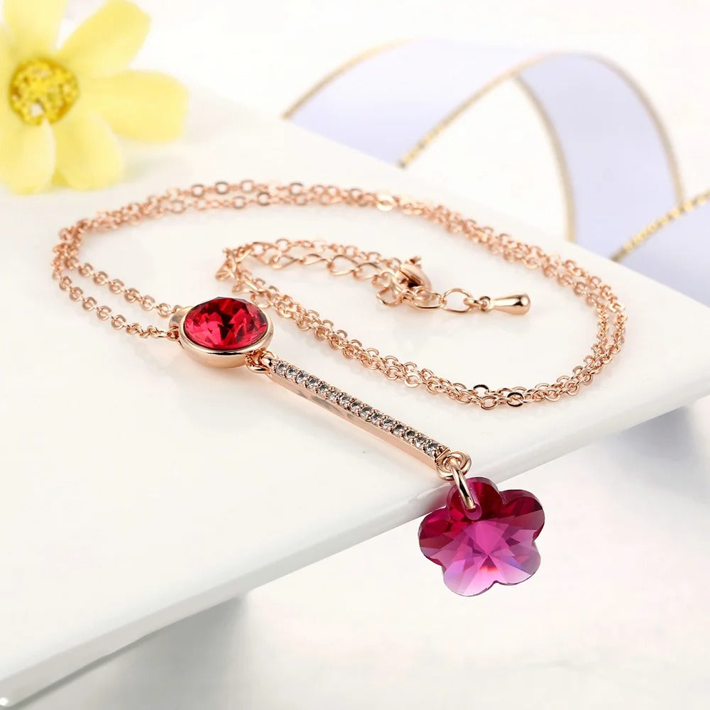 Collier vintage avec pendentif en or rose, cristal rouge et fleur
