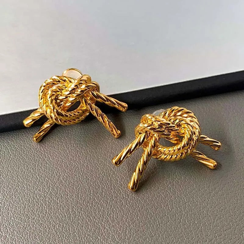 Pendientes vintage dorados con diseño de cuerda anudada