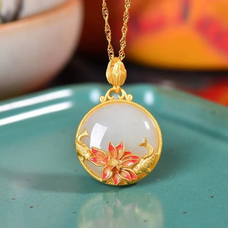 Collier pendentif vintage en or avec lotus et poisson et pierre blanche