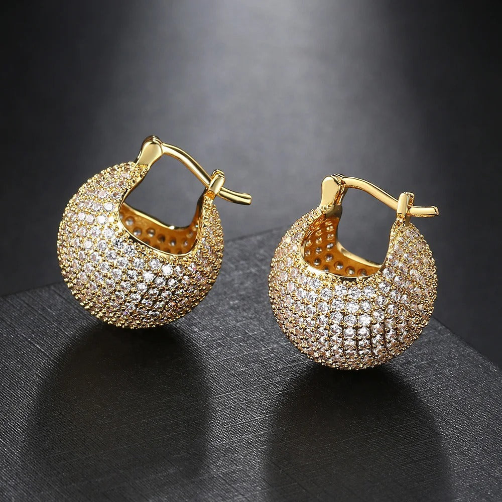 Pendientes de aro con pavé de cristales dorados atemporales