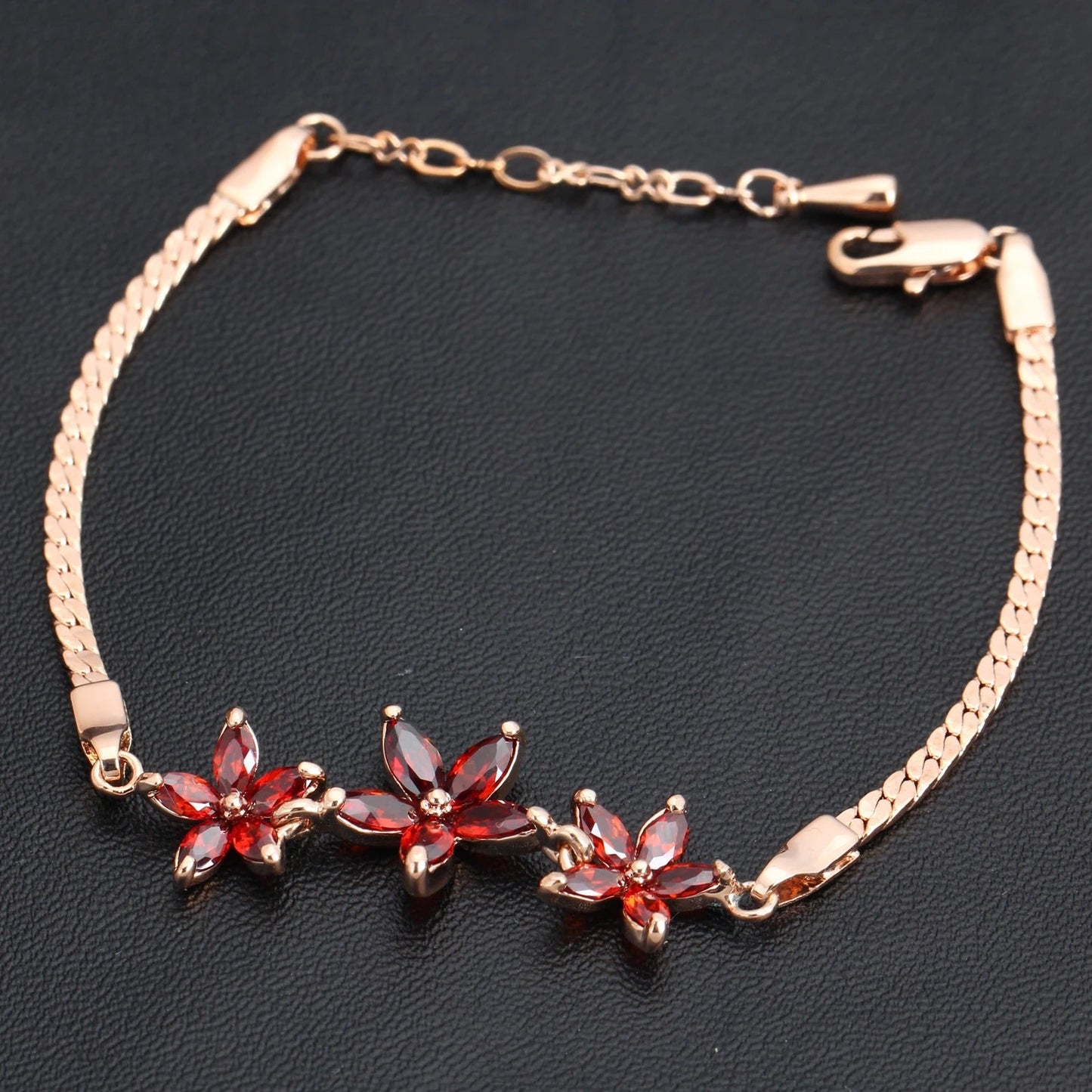 Pulsera retro de oro rosa y tres flores de cristal rojo