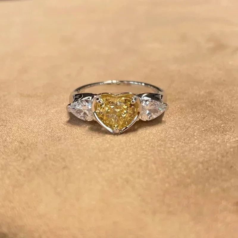 Anillo ajustable vintage con corazón amarillo y piedras preciosas blancas