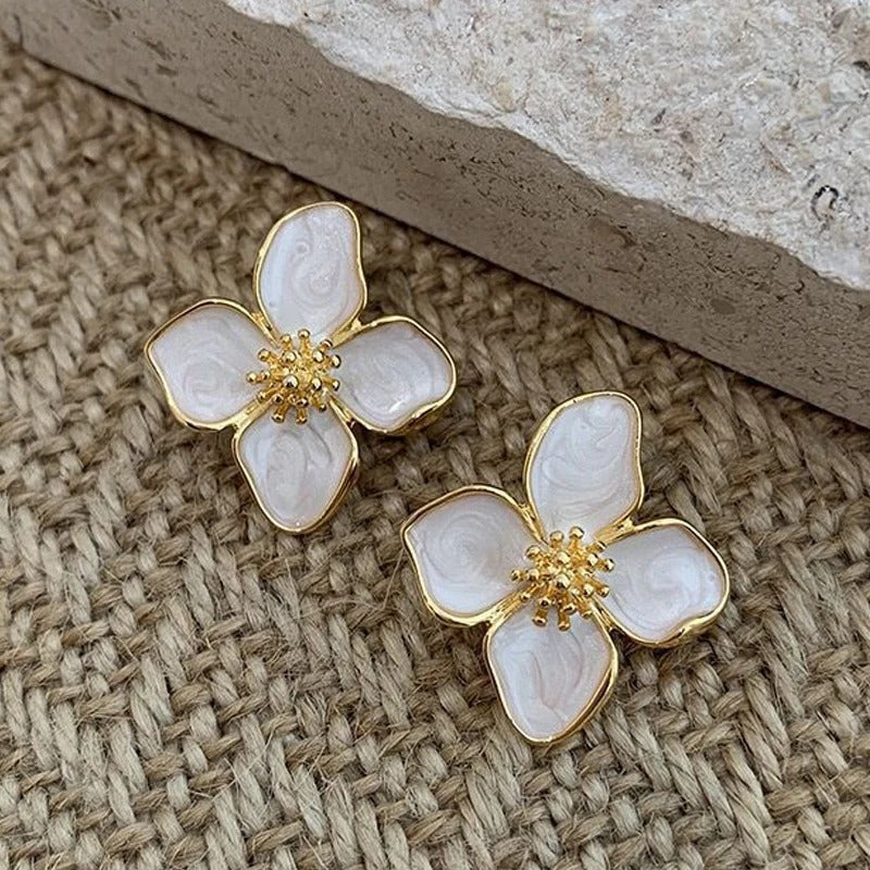Pendientes vintage de oro con flores blancas