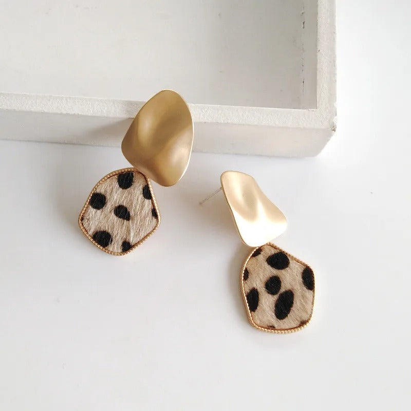 Pendientes colgantes con estampado abstracto de leopardo dorado