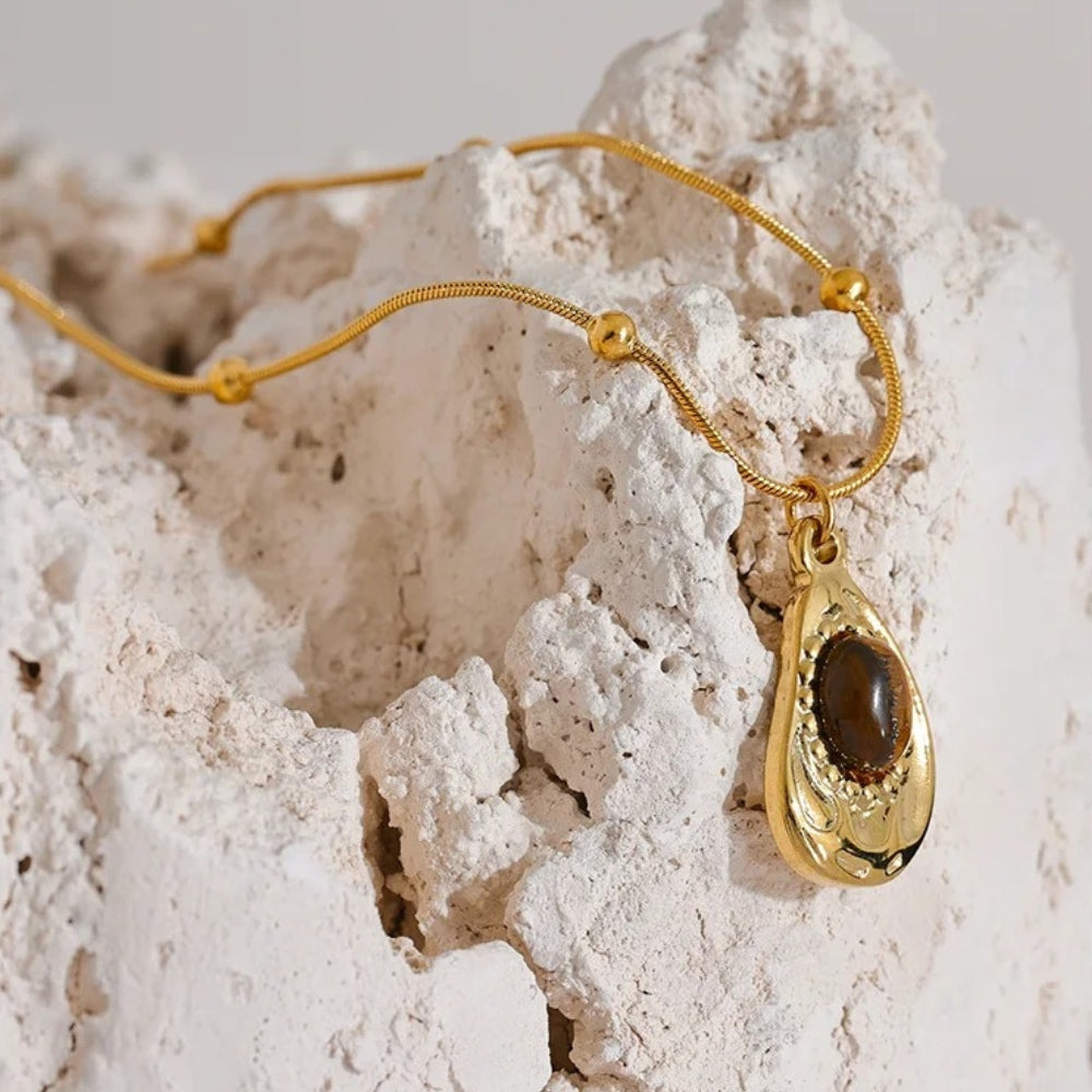 Collar vintage con colgante de piedra de tigre dorado