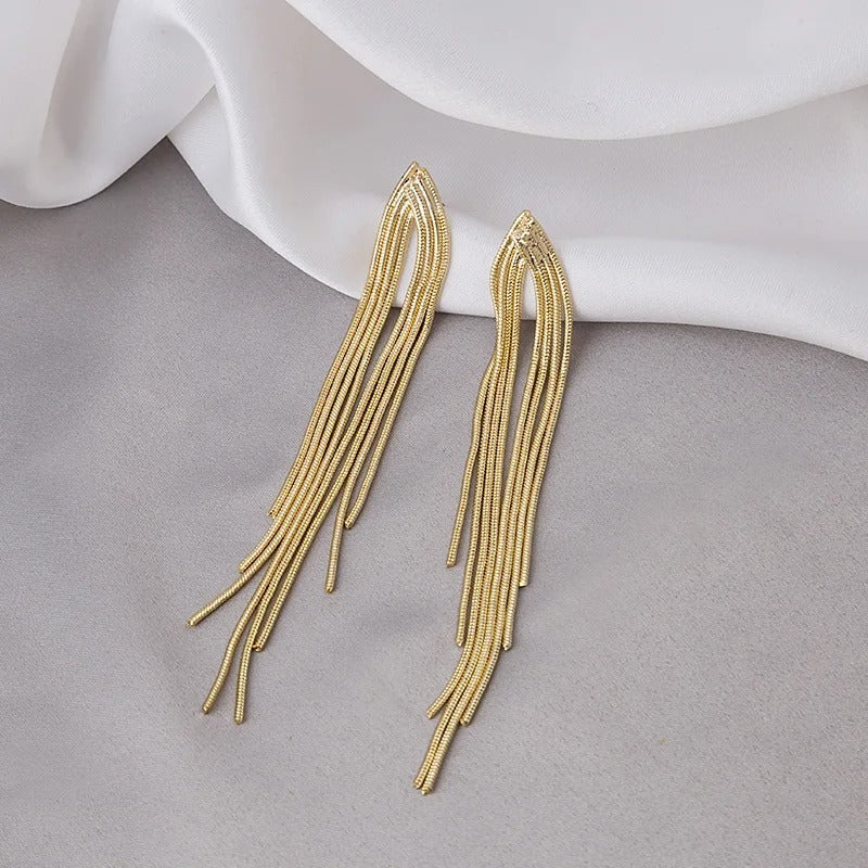 Pendientes de borlas delicadas con flecos y cadena dorada