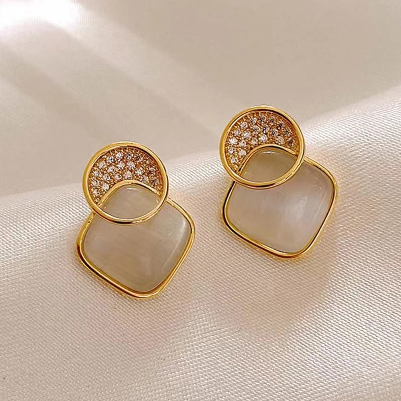 Pendientes colgantes vintage de oro con diamantes cruzados redondos