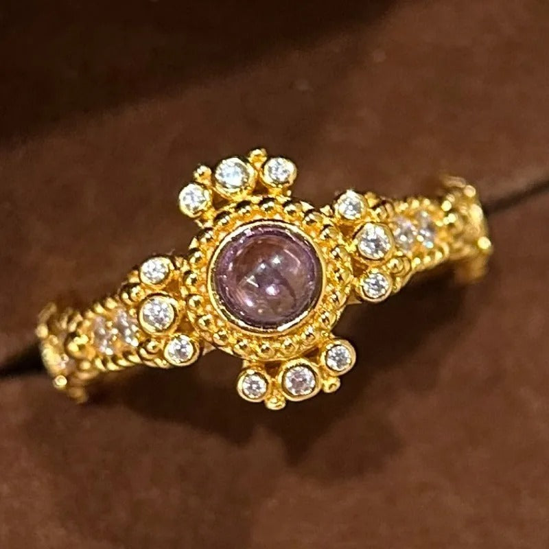 Anillo floral ajustable de oro y piedra morada de inspiración antigua