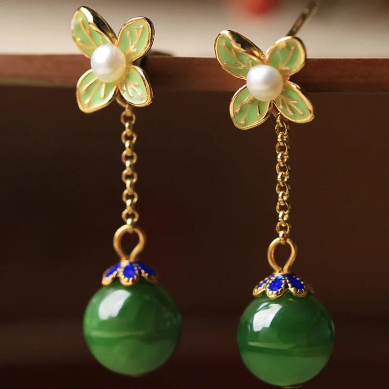 Pendientes vintage de perla dorada con flores frescas y piedras preciosas verdes