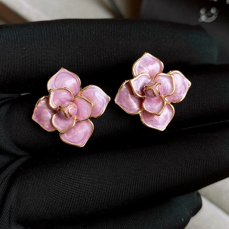 Boucles d'oreilles puces en émail doré et violet en forme de fleur