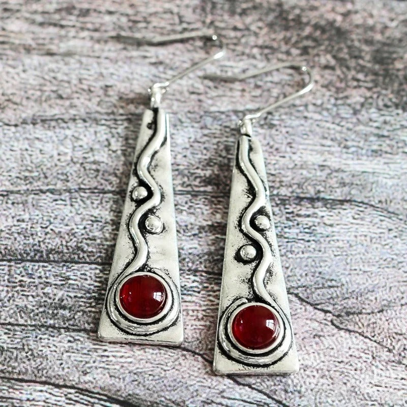 Boucles d'oreilles artisanales en argent géométrique et pierre rouge