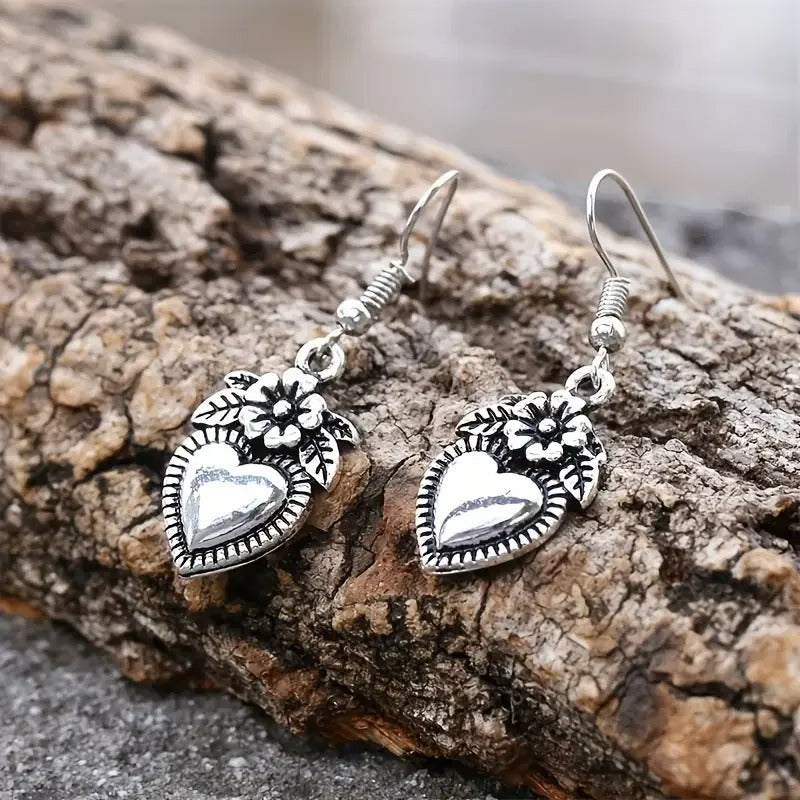 Boucles d'oreilles vintage argentées en forme de cœur à motif floral
