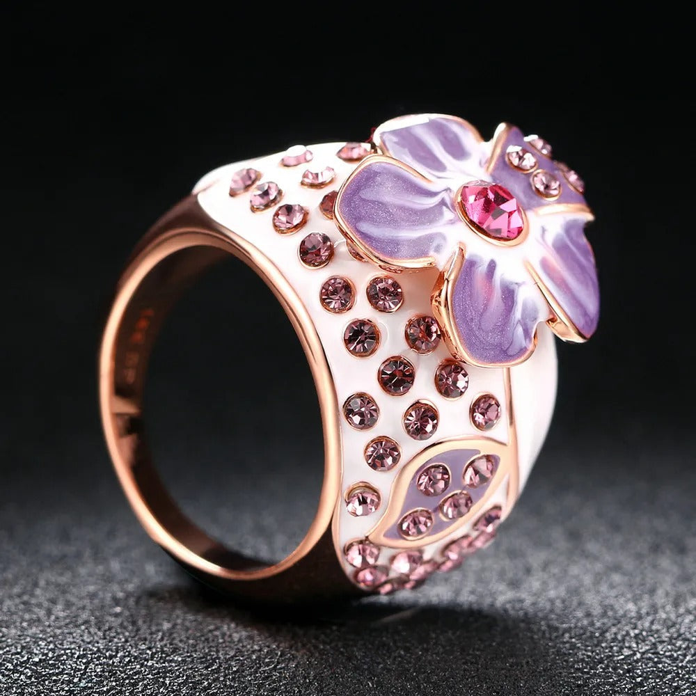 Bague classique en or rose et violet à motif floral et cristal