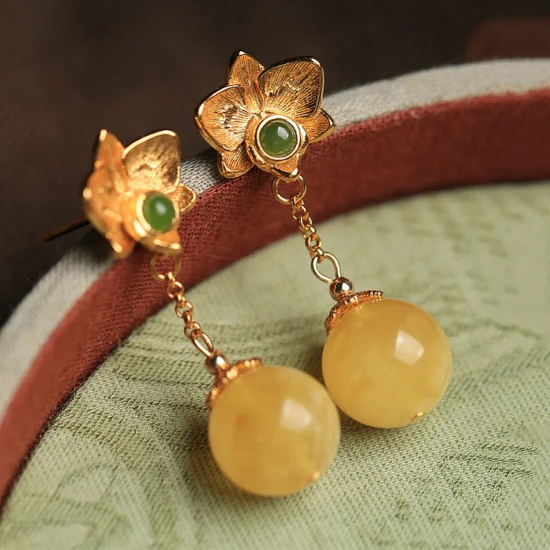 Pendientes vintage de oro amarillo con piedras preciosas y flores verdes