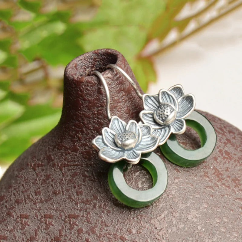 Boucles d'oreilles pendantes classiques en argent et jade vert en forme de fleur