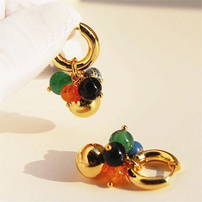 Pendientes de aro dorados con cuentas multicolor