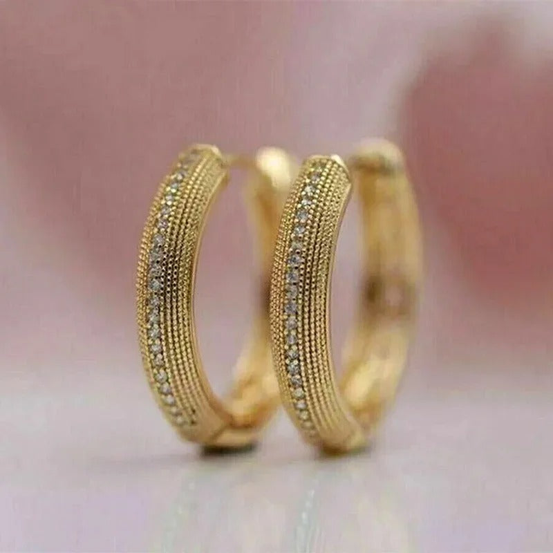 Pendientes vintage dorados con un bonito diseño