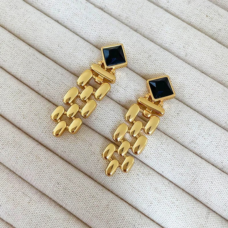 Pendientes vintage dorados con borlas largas y cristales negros