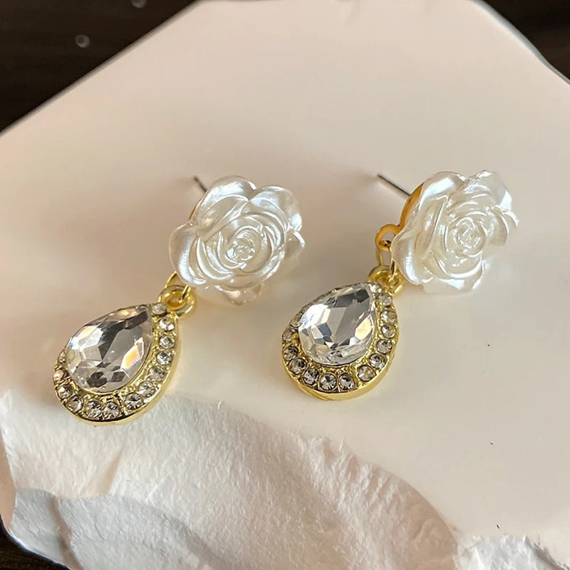 Pendientes vintage de lágrima con rosa blanca