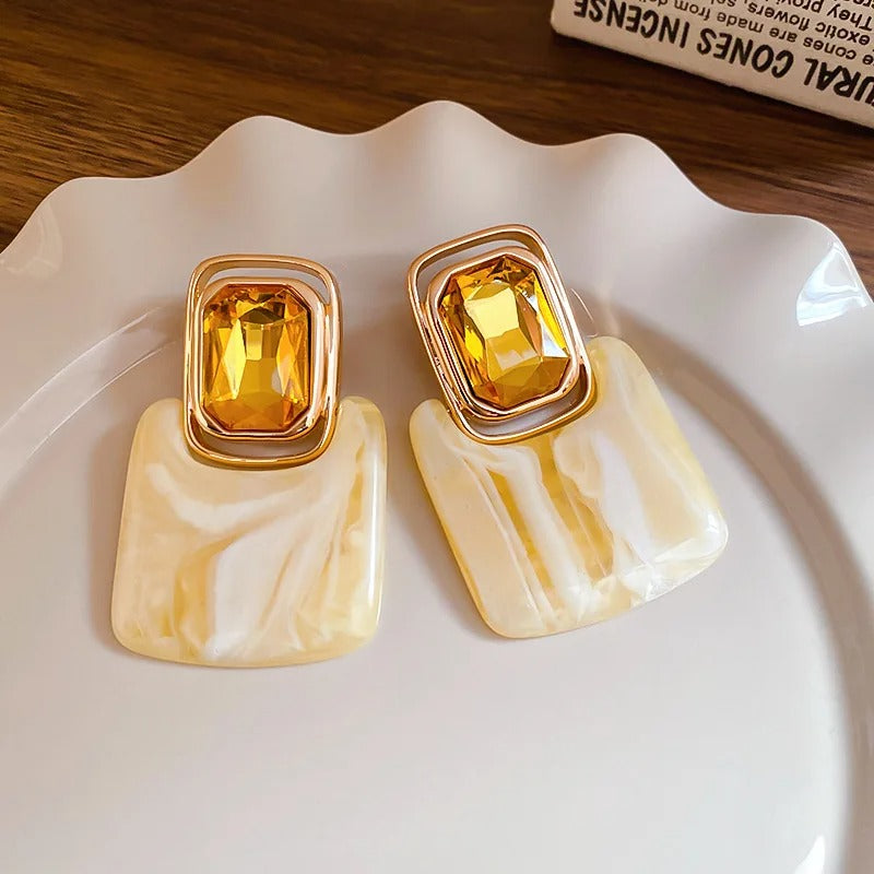 Boucles d'oreilles intemporelles dorées rectangulaires ornées d'une pierre précieuse jaune et d'un effet marbre