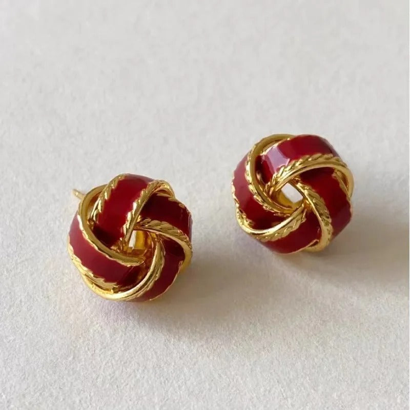 Pendientes de botón con diseño de nudo rojo bañados en oro