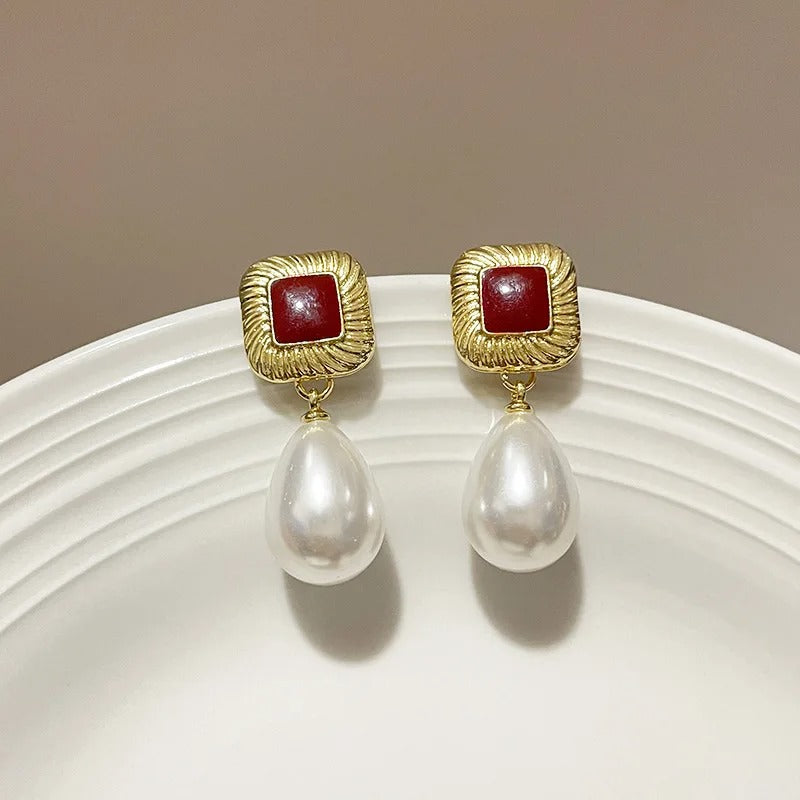 Pendientes colgantes vintage dorados con piedra roja cuadrada y perla