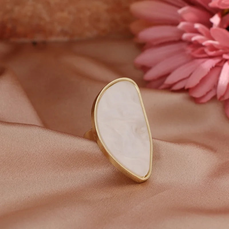 Anillo ajustable vintage con piedra en forma de lágrima y marco dorado