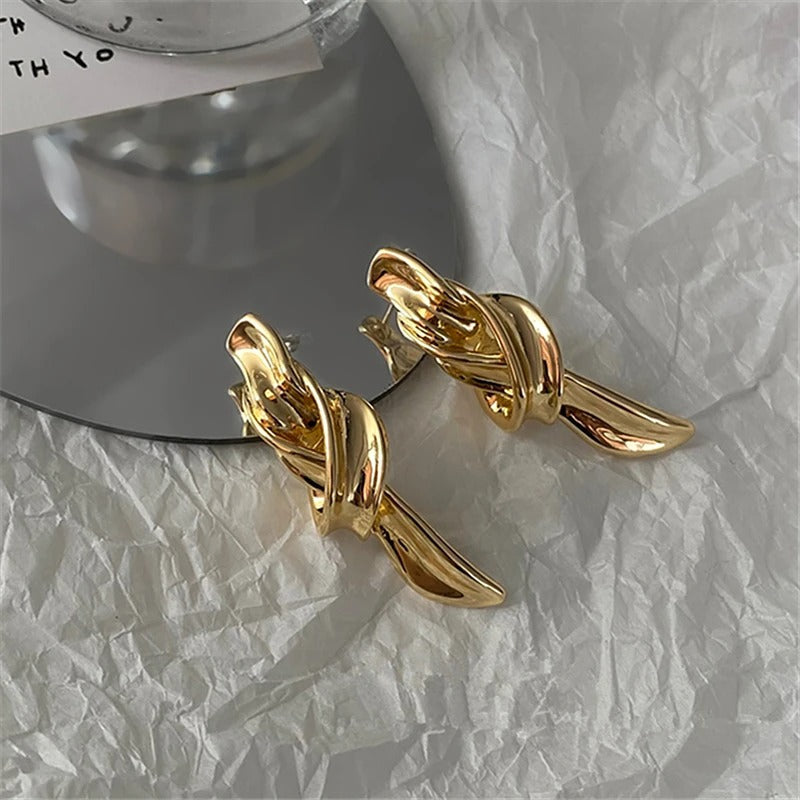 Pendientes vintage con diseño de nudo dorado
