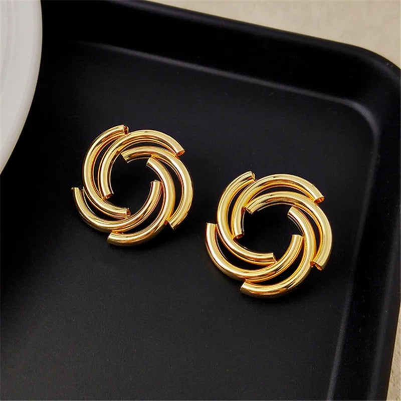 Pendientes vintage dorados con motivo circular retorcido