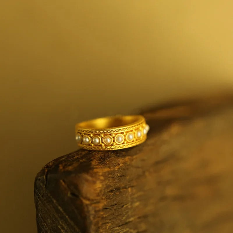 Anillo ajustable vintage dorado con detalles de perla