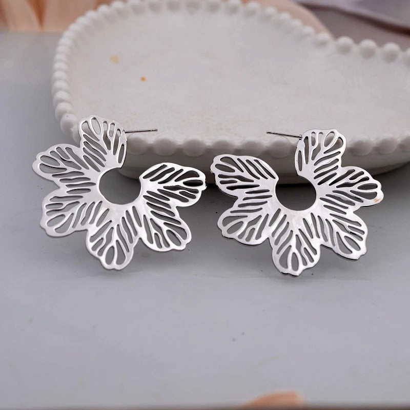 Pendientes de plata con hojas huecas y flores