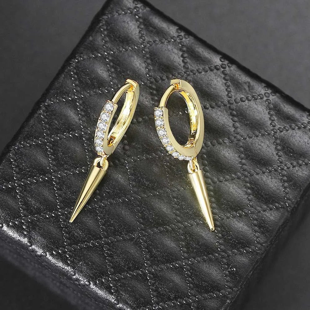 Pendientes colgantes con diseño de cristales brillantes y púas en dorado