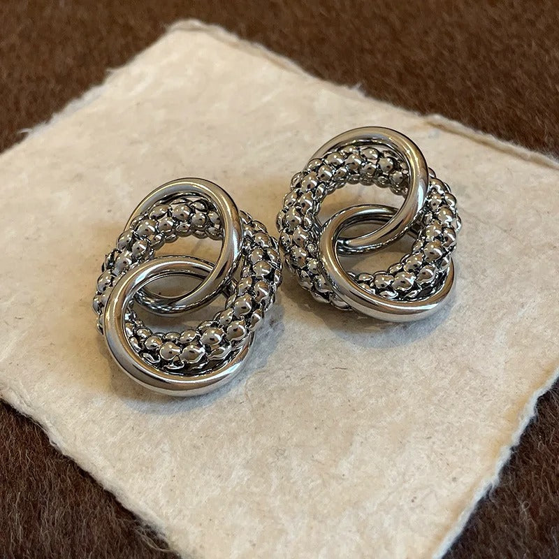 Boucles d'oreilles vintage en argent torsadé à nœud.