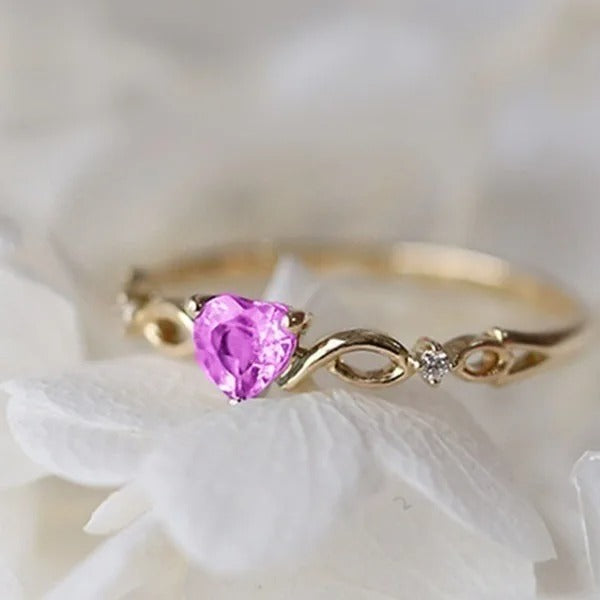 Anillo vintage de oro y gema rosa en forma de corazón